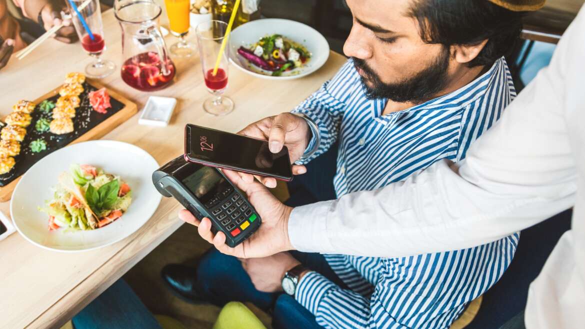 TPE mobile : quelle machine à carte bleue choisir pour encaisser simplement, où que vous soyez ?